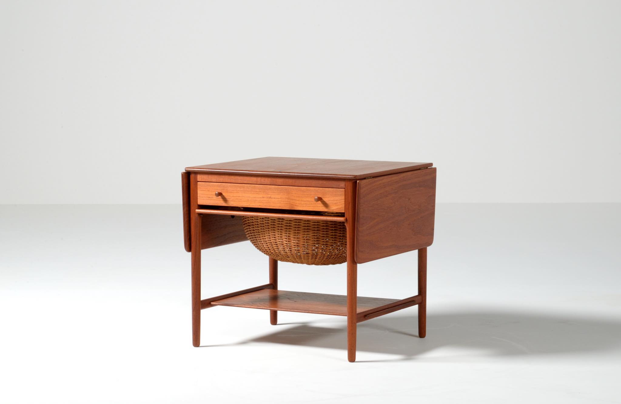 Hans J. Wegner AT33 Sewing Table｜Luca Scandinavia | 北欧