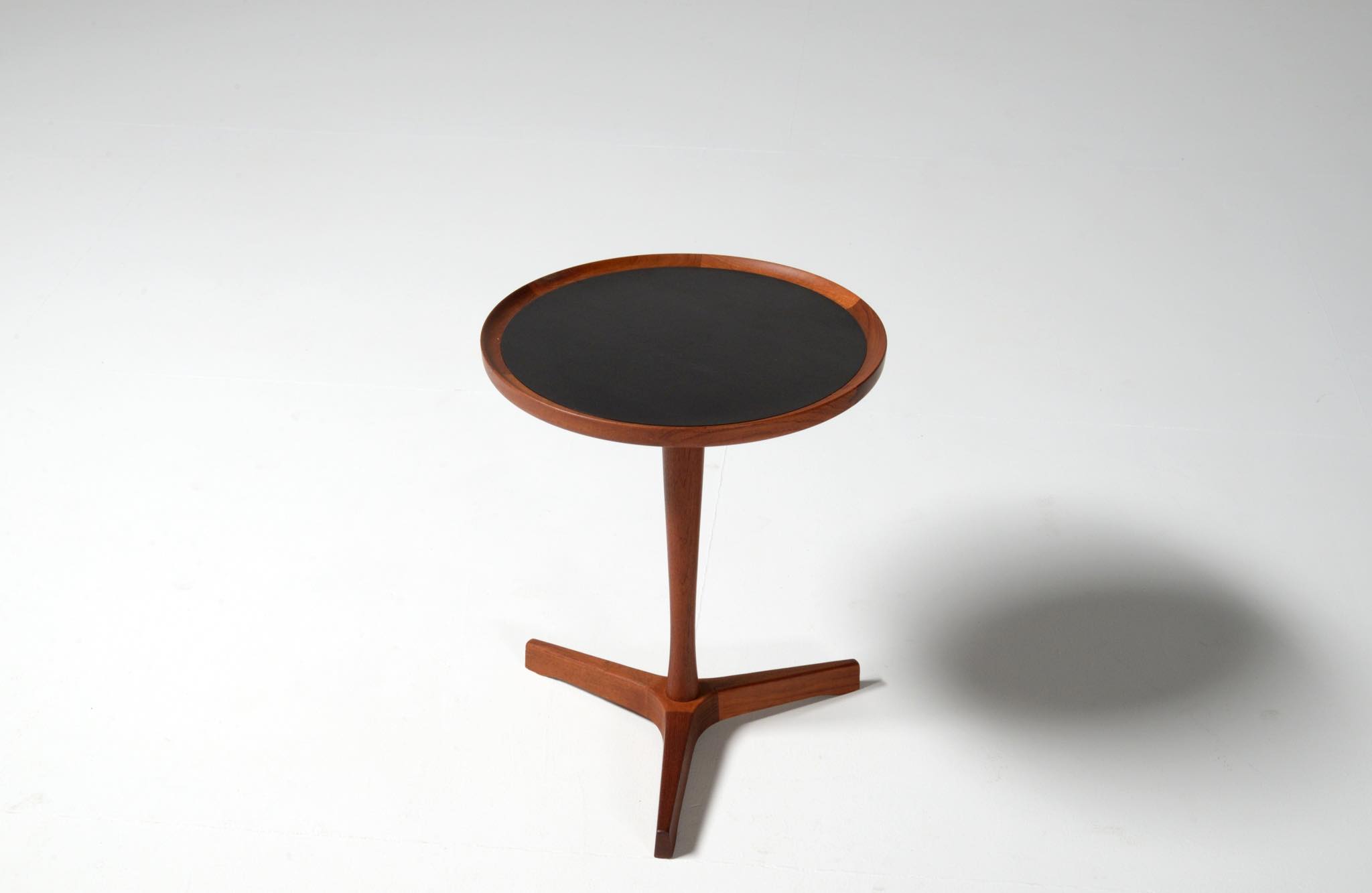 Hans C. Andersen Side table with Black formica top ｜Luca 