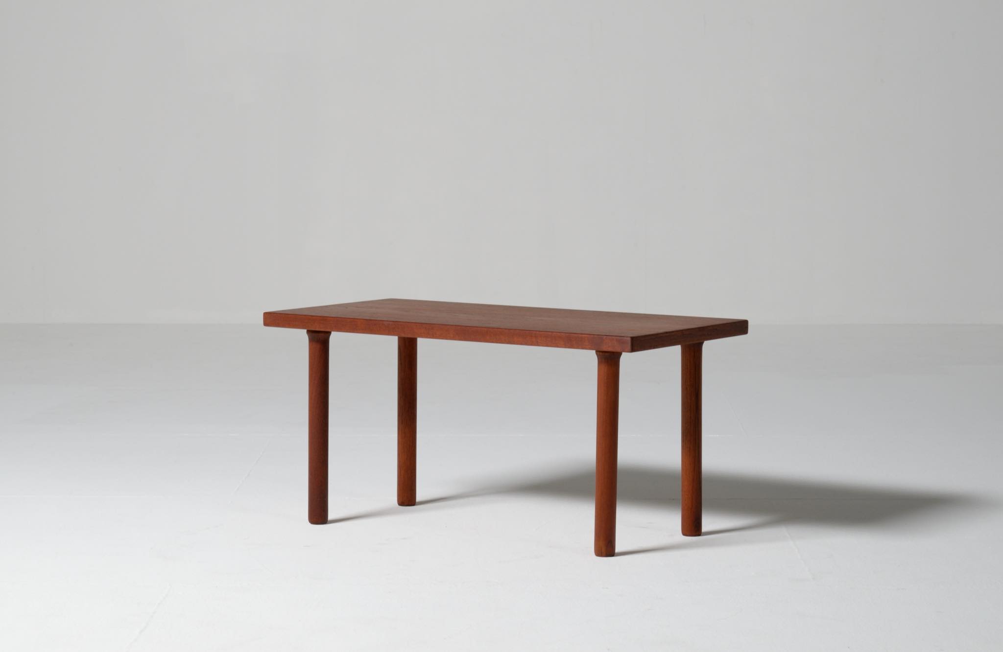 Hans J. Wegner Side table in Teak for Getama circa, 1950's｜Luca